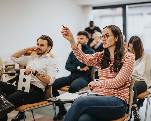 Grupo de personas sentadas, participando en un taller